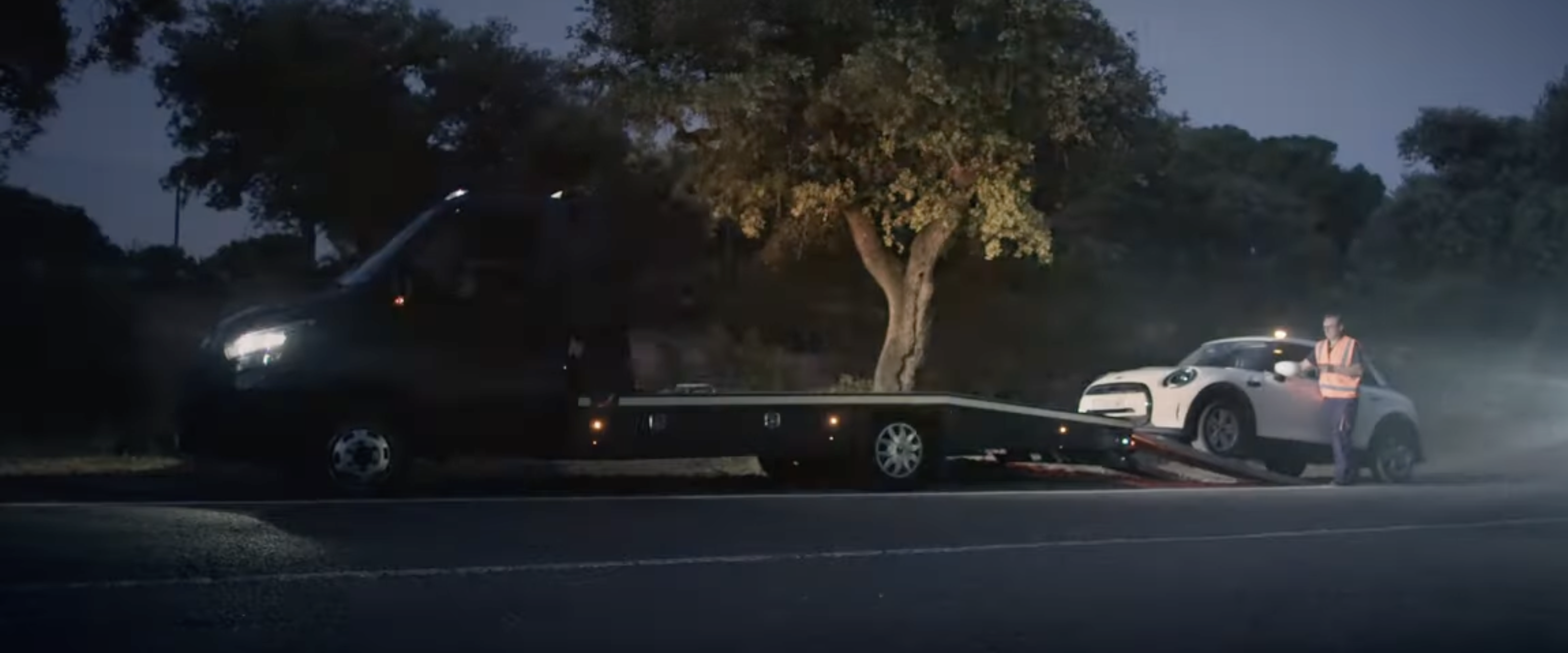 Una grúa retira un coche que ha sufrido una incidencia en carretera